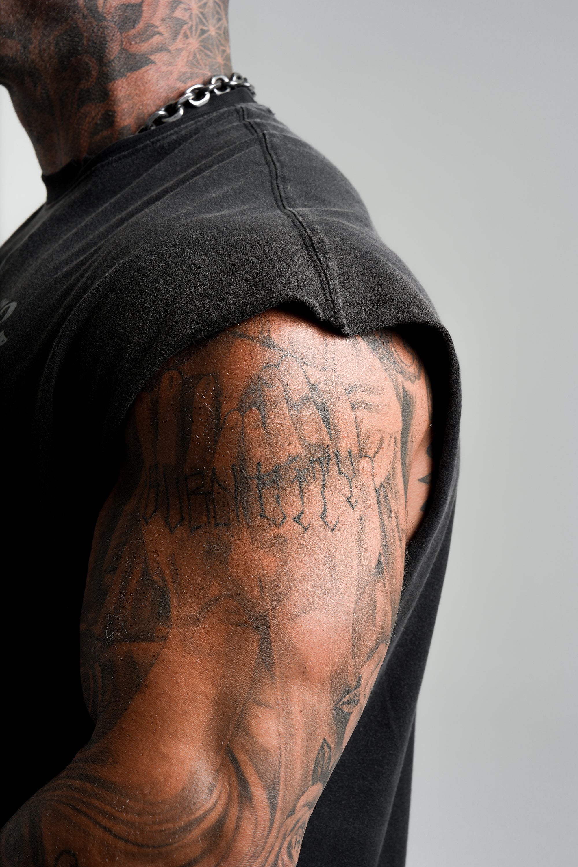 IRON 'CROPPED SLEEVELESS' T - VINTAGE BLACK